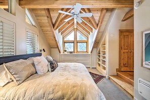 3 bedrooms, laptop workspace, iron/ironing board, travel cot - Serene Sun Valley Home w/ Hot Tub & Mtn Views (Sun Valley)