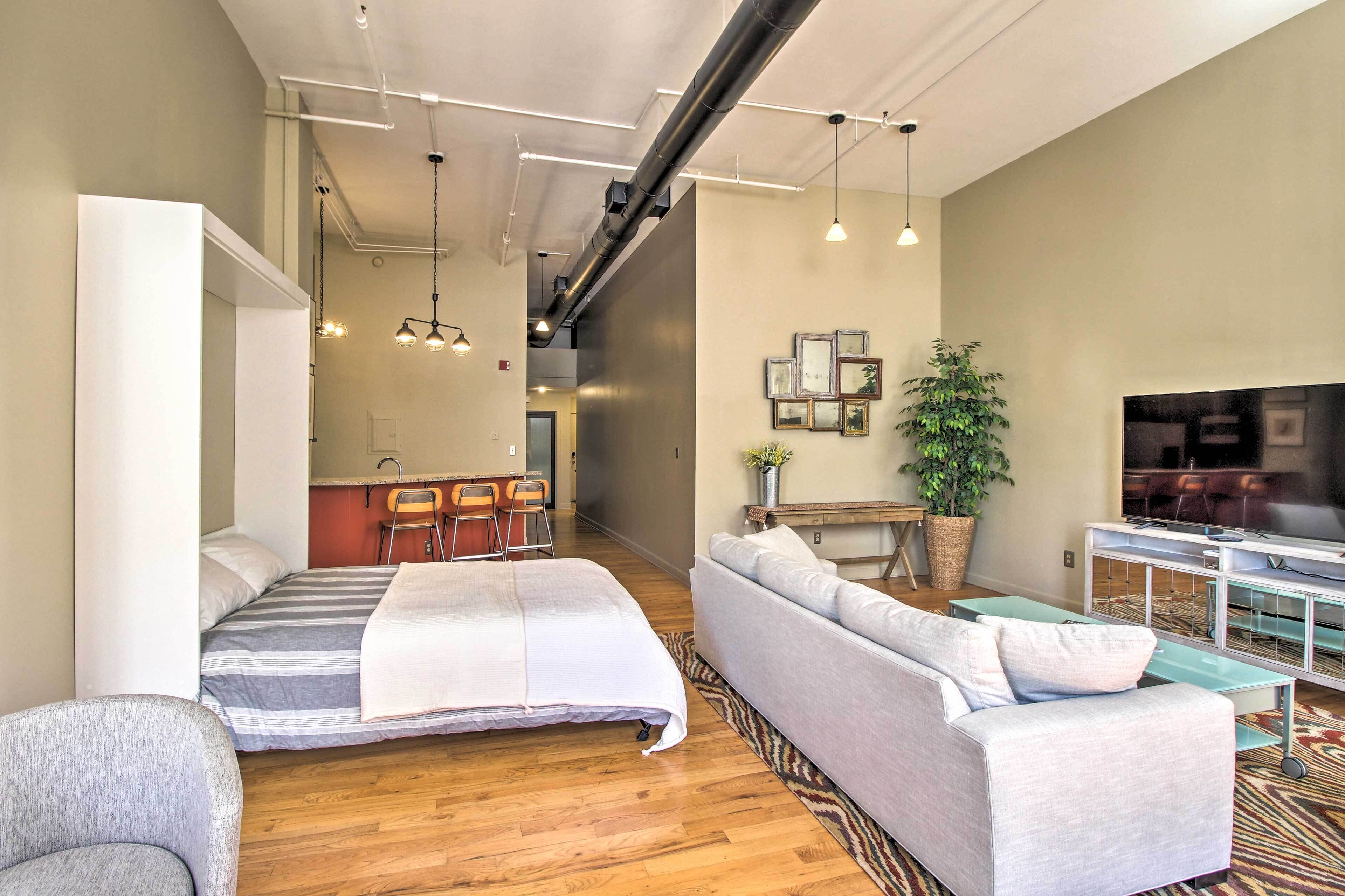 Bright Savannah Loft in Historic District!
