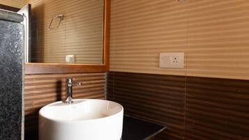 Tripla Deluxe | Bagno | Doccia, set di cortesia gratuito, pantofole, asciugamani