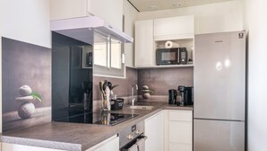Private kitchen - Duplex in Biscarrosse: 6 Guests, Central Location, WIFI, Parking, Terrace, Modern Amenities (Biscarrosse Plage)
