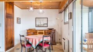 Dining - Duplex in Biscarrosse: 6 Guests, Central Location, WIFI, Parking, Terrace, Modern Amenities (Biscarrosse Plage)