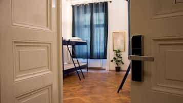 Dormitorio compartido básico | Wifi gratis y ropa de cama