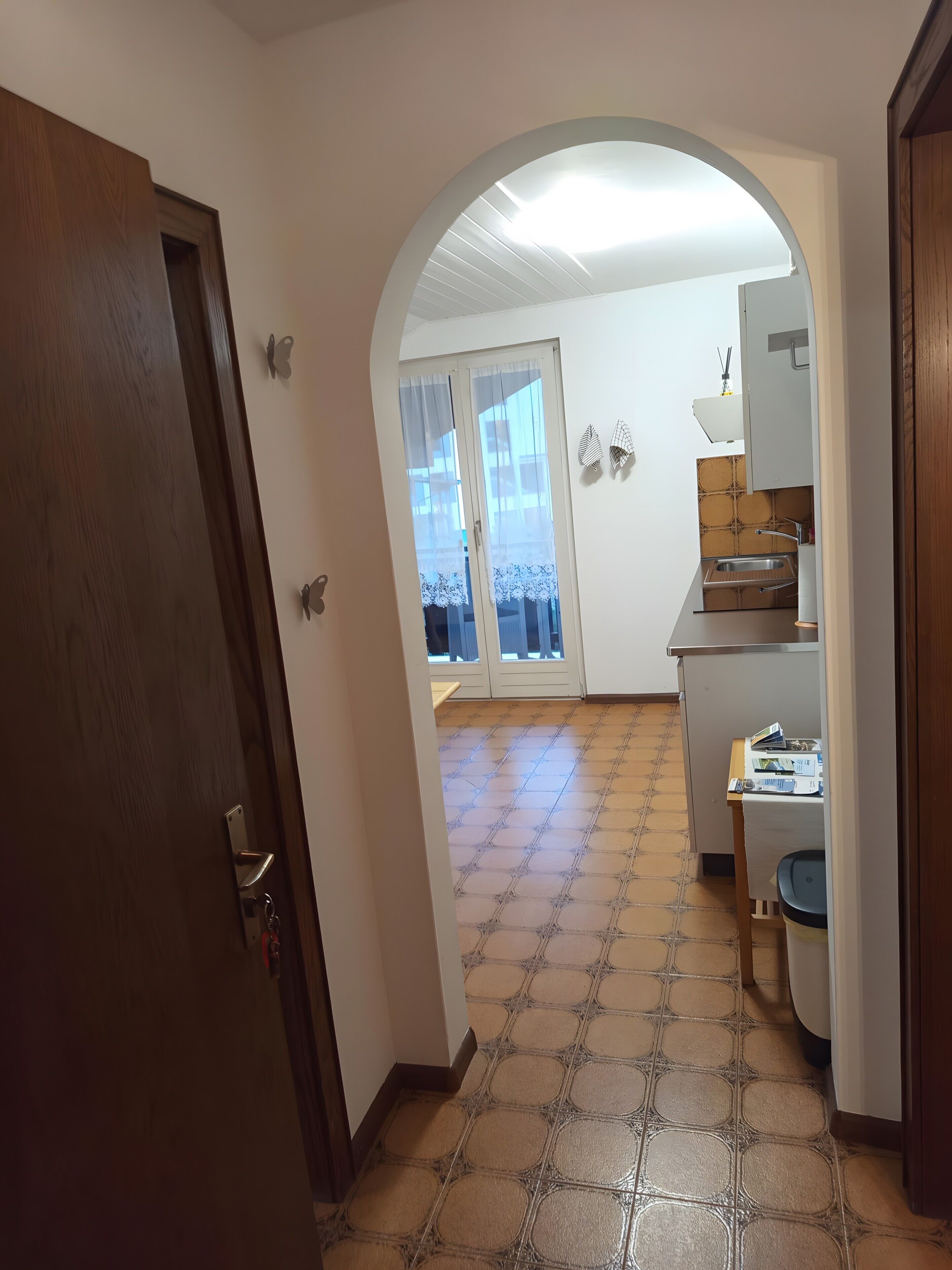 Fridge, stovetop, dishwasher, coffee/tea maker