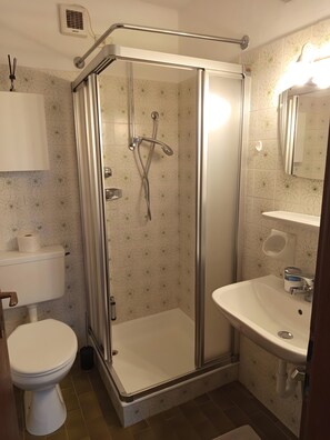 Douche, sèche-cheveux, serviettes fournies