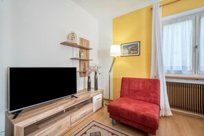 TV - Holiday Apartment 'Oase' with Shared Pool, Shared Garden and Wi-Fi (Lana)