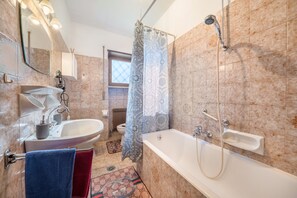 أحواض استحمام، مجففات شعر، مناشف