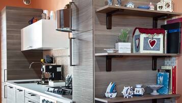 Frigorifero, forno, piano cottura, lavastoviglie