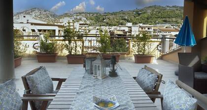 Ferienhaus "Mansarda da Dani" mit Meerblick, überdachter Terrasse & WLAN