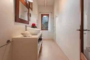 Badewanne, Haartrockner, Handtücher