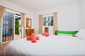 3 slaapkamers, een strijkplank/strijkijzer, gratis wifi, beddengoed