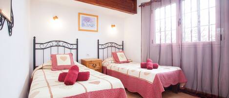 3 chambres, fer et planche à repasser, Wi-Fi gratuit, draps fournis