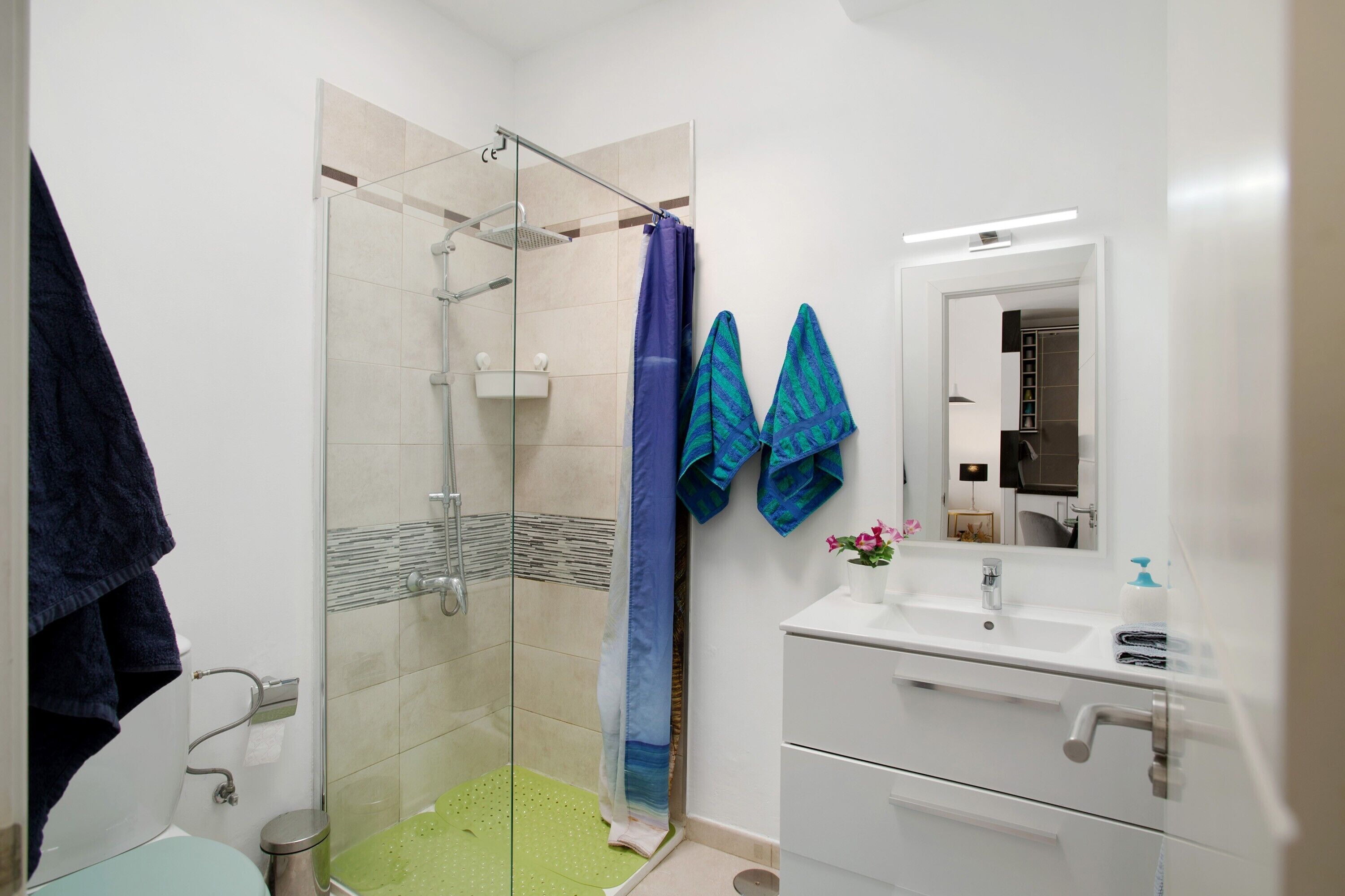 Een douche, een haardroger, handdoeken