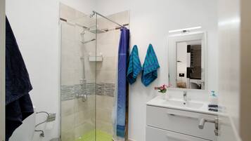 Een douche, een haardroger, handdoeken