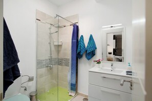 Douche, séchoir à cheveux, serviettes fournies