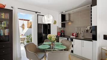 Frigorífico, microondas, placa de cocina y cafetera o tetera