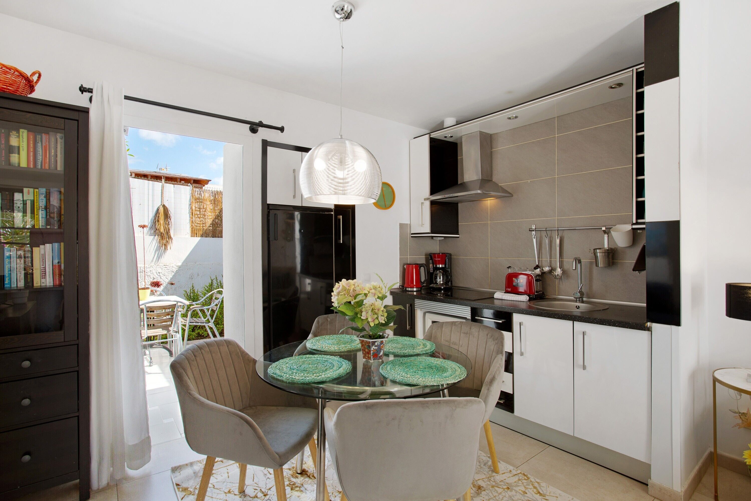 Een koelkast, een magnetron, een kookplaat