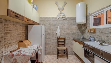 Réfrigérateur, micro-ondes, plaque de cuisson, lave-vaisselle