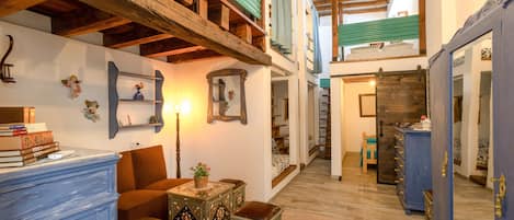 4 bedrooms, iron/ironing board, free WiFi, bed sheets