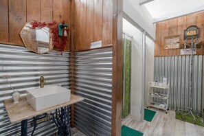 Shower, hair dryer, towels - Holiday Home "Casa Encarnacion" with Mountain View, Pool & Wi-Fi (Granada)