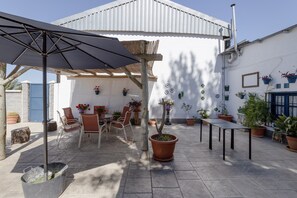 Outdoor dining - Holiday Home "Casa Encarnacion" with Mountain View, Pool & Wi-Fi (Granada)