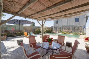 Outdoor dining - Holiday Home "Casa Encarnacion" with Mountain View, Pool & Wi-Fi (Granada)