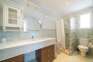 Een douche, handdoeken