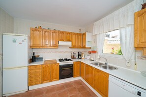 Fridge, microwave, oven, stovetop - Holiday Home Casa Coral Spaniahome with Sea View, Pool, Terraces & Wi-Fi (alfaz del pi)