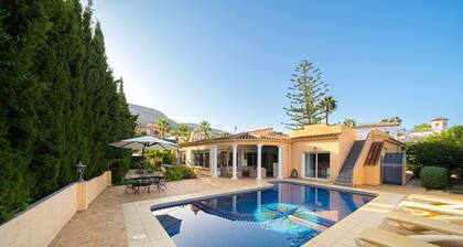 Villa Casa Santana avec vue sur les montagnes, piscine, terrasses et Wi-Fi.