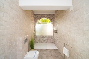 Bathtub, towels