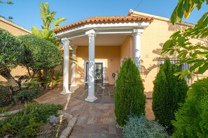 Exterior - Villa Casa Santana with Mountain View, Pool, Terraces & Wi-Fi (Alfaz del Pi)