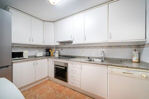 Frigorifero, microonde, forno, piano cottura