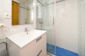 Douche, serviettes fournies
