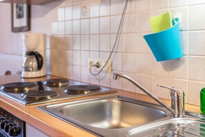 Fridge, microwave, oven, stovetop - Apartment 'Moserhof - Schartblick' with Mountain View, Garden & Wi-Fi (Sarnthein)