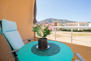 Outdoor dining - Apartment Alborada Golf 1-2B Spaniahome with Mountain View, Shared Pool & Wi-Fi (Alfaz del Pi)
