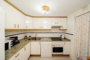 Fridge, microwave, oven, stovetop - Apartment Alborada Golf 1-2B Spaniahome with Mountain View, Shared Pool & Wi-Fi (Alfaz del Pi)