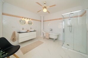 Bathtub, towels