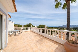 Outdoor dining - Villa "Casa Metro" with Pool, Garden, Balcony, A/C & Wi-Fi (Alfaz del pi)