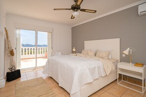 5 bedrooms, free WiFi, bed sheets - Villa "Casa Metro" with Pool, Garden, Balcony, A/C & Wi-Fi (Alfaz del pi)
