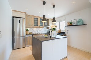 Een koelkast, een magnetron, een oven, een kookplaat