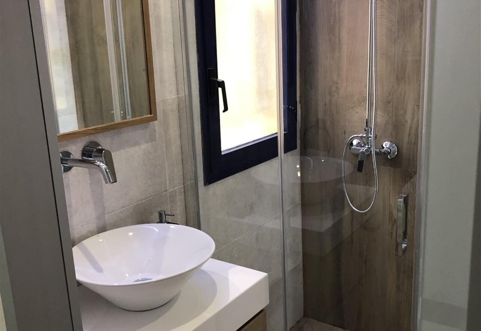 Een douche, een haardroger, handdoeken