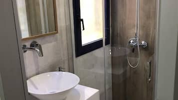 Een douche, een haardroger, handdoeken