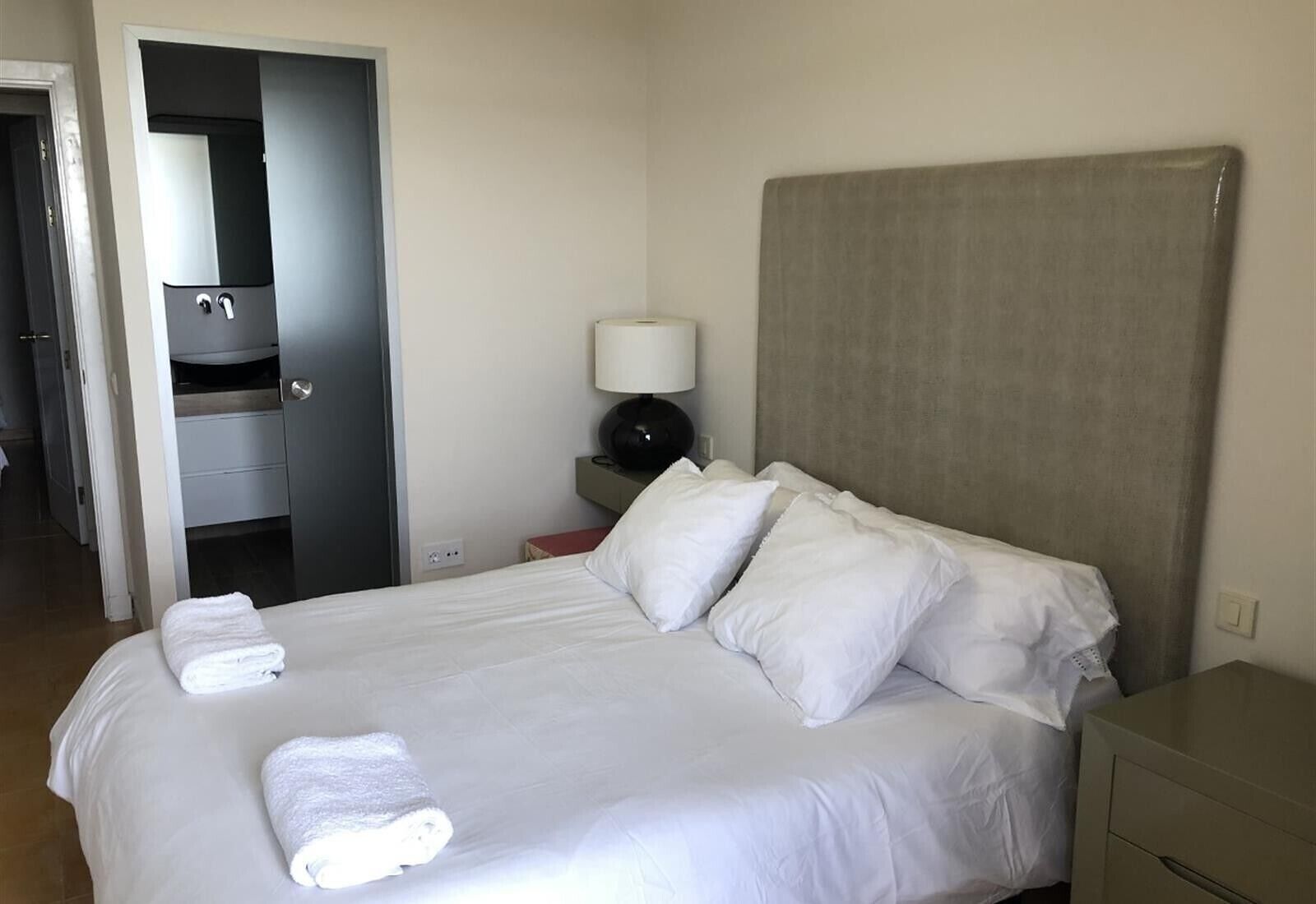 2 habitaciones, tabla de planchar con plancha y wifi gratis 