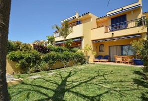 Terrace/patio - Pet-Friendly Bungalow Bahia Meloneras with Sea View, Pool, Garden & Wi-Fi (Maspalomas)