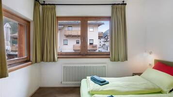 2 bedrooms, WiFi (free), bed sheets