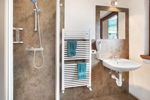 Shower, hair dryer, towels