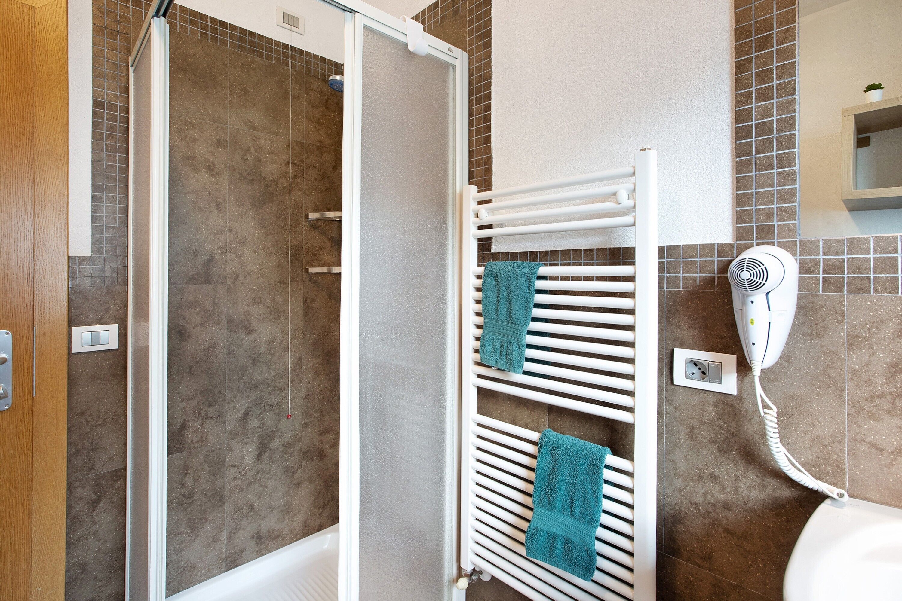 Douche, sèche-cheveux, serviettes fournies