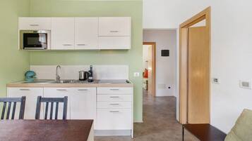 Coffee/tea maker, fridge, microwave, stovetop