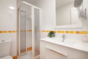 Bathtub, hair dryer, towels - Apartment 'Vistas Al Mar' with Sea View, Wi-Fi and Air Conditioning (Algarrobo Costa)
