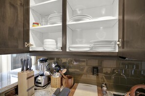 Fridge, microwave, oven, stovetop - Quiet, A.C, Mins Downtown, Alberta Arts N.E PDX. (Portland)