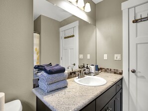 Bathtub, hair dryer, towels, soap - Alberta Arts • King. Walkable • Parking • Patio (Portland)